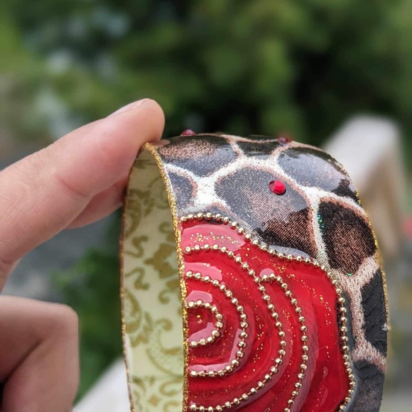 Vintage Cold Enamel Red Rose Damask Pattern Bangle with Gold Trim - Picture 10 of 16